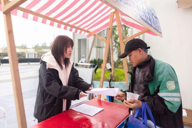 从服务对象到治理力量他们引导成立“小哥大爱”志愿服务队(图3)