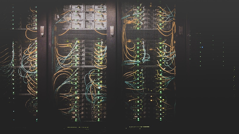 现代数据中心内部服务器机柜与蓝色网络灯光效展示